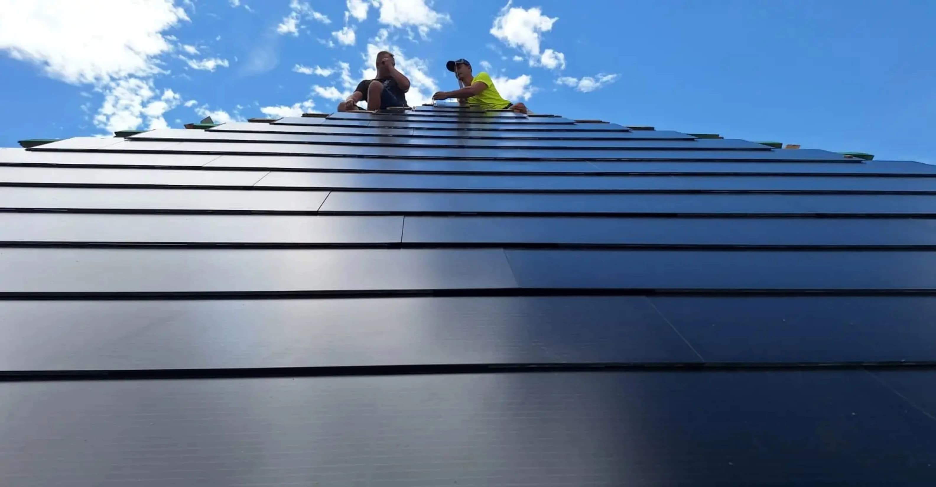 Dachy z paneli fotowoltaicznych w trakcie montażu