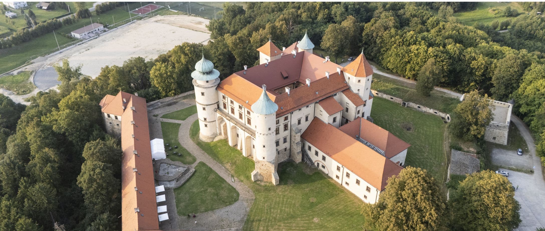 Solarne dachy na obiekcie o tradycyjnej architekturze.