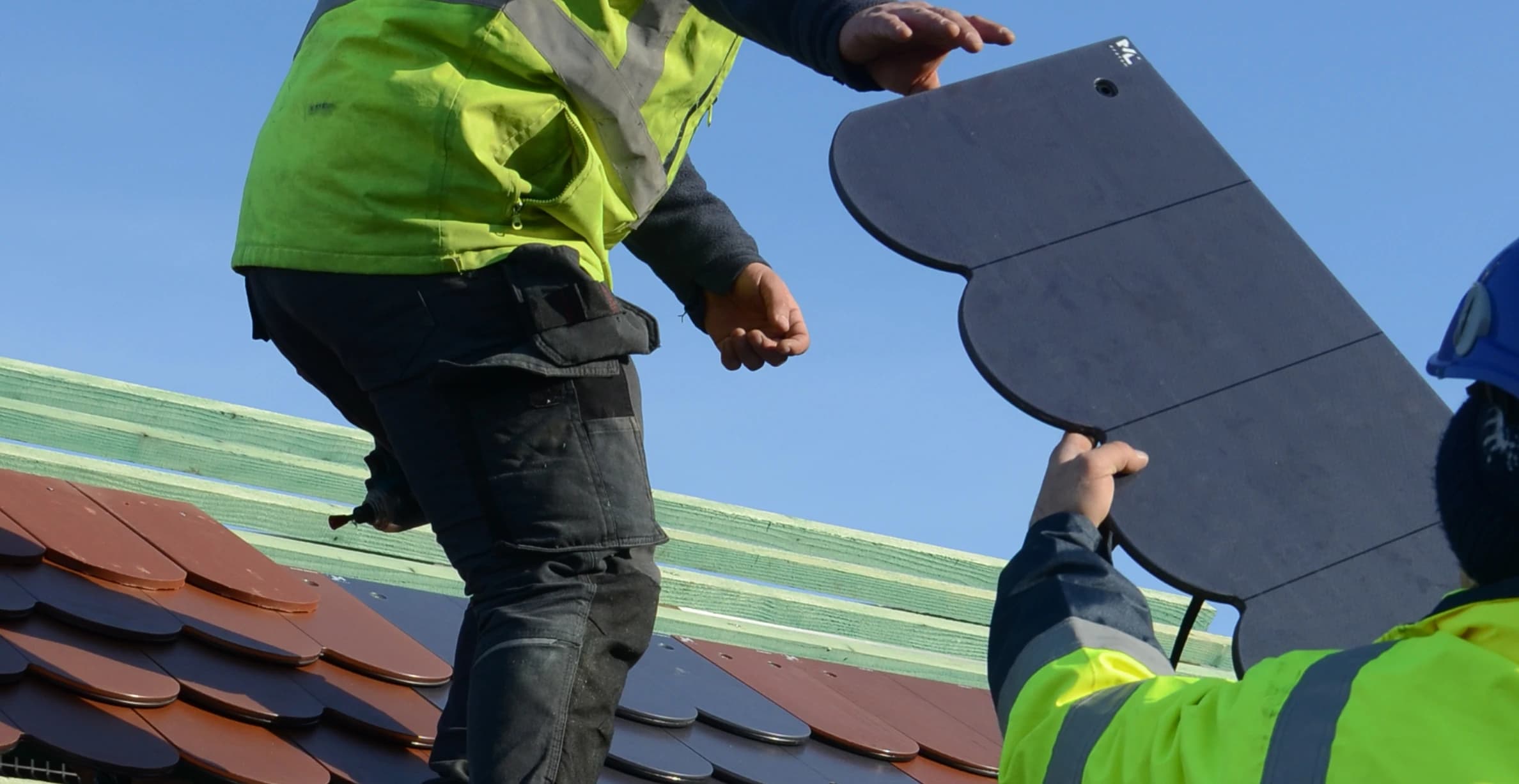 Dachy z paneli fotowoltaicznych w trakcie montażu
